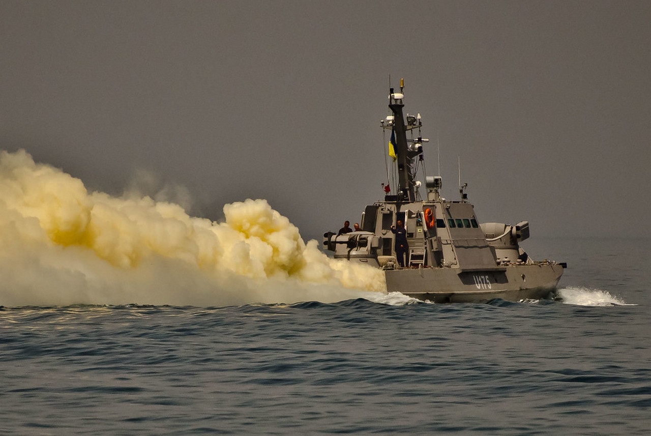 Во время ходовых испытаний на Азовском море «защитник Мариуполя» бронекатер «Аккерман» (U175) ставит дымовую завесу, 2016 г.