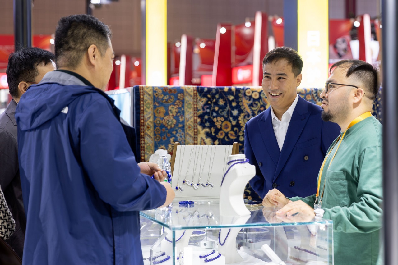 Афганские предприниматели на 6-й Китайской международной выставке импортных товаров в Шанхае, 6 ноября 2023 г.