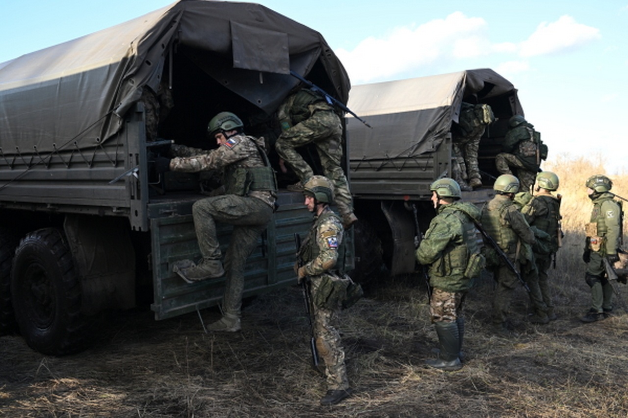 Военнослужащие ВС РФ выдвигаются к линии боевого соприкосновения после тренировки на полигоне.