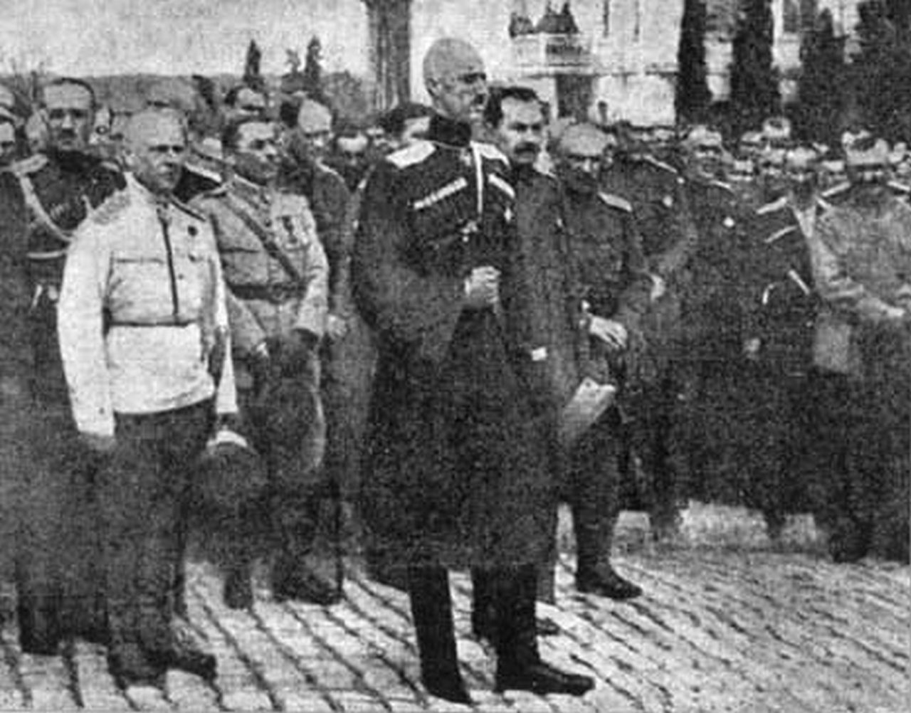 Командующий Добровольческой армией во время молебна. Севастополь. Март 1920 г.