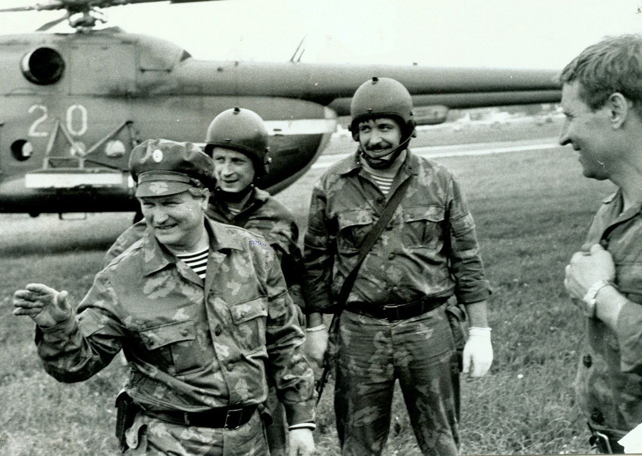 Командир группы «А» Геннадий Зайцев с бойцами спецподразделения.