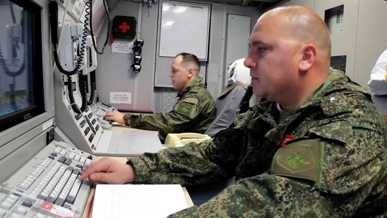 Работа расчёта ракетных войск стратегического назначения РФ перед запуском межконтинентальной баллистической ракеты РС-24 «Ярс».