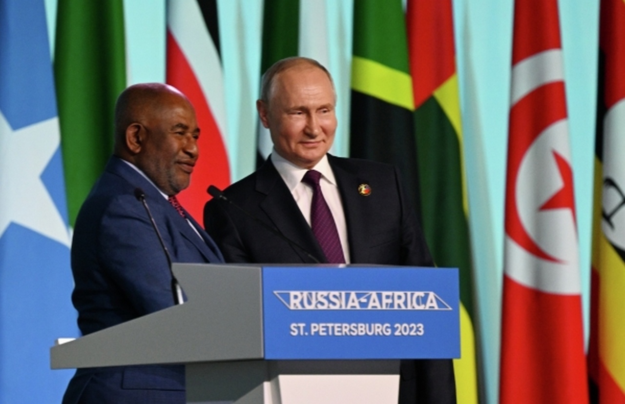 Президент РФ Владимир Путин и председатель Африканского союза Азали Ассумани выступают с заявлением по итогам второго саммита Россия - Африка, 28 июля 2023 г.