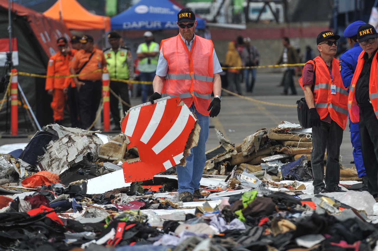 Представители США и Индонезии осматривают обломки разбившегося самолёта компании Lion Air во время расследования крушения, 1 ноября 2018 г.
