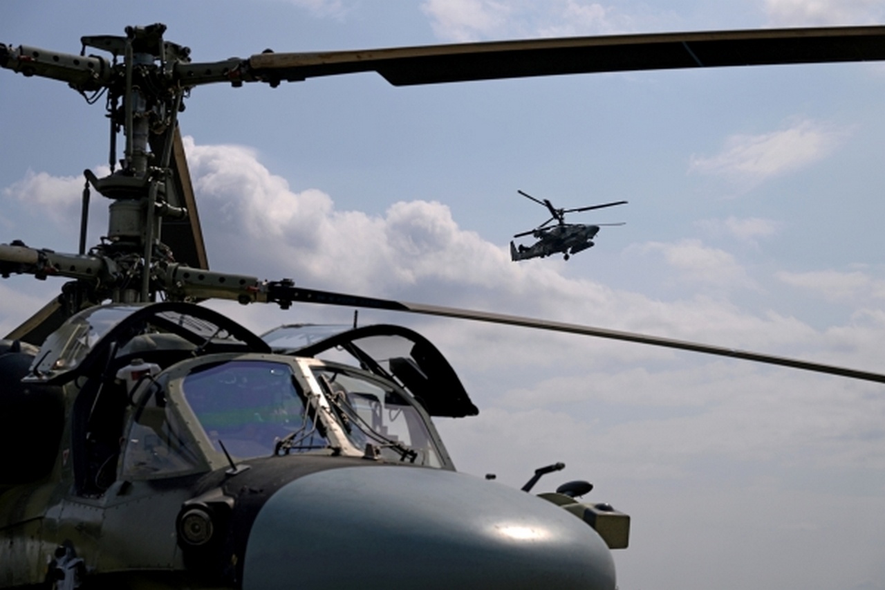 Ударный вертолёт Ка-52 возвращается после выполнения боевой задачи в зоне проведения специальной военной операции.