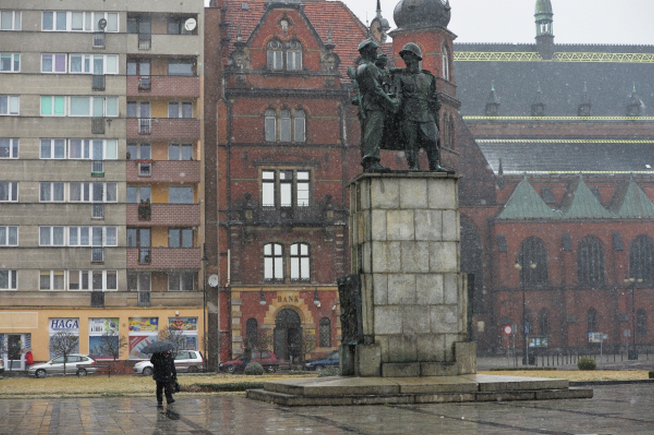 Памятник советско-польскому братству по оружию в центре города Легница был снесён в 2018 г.