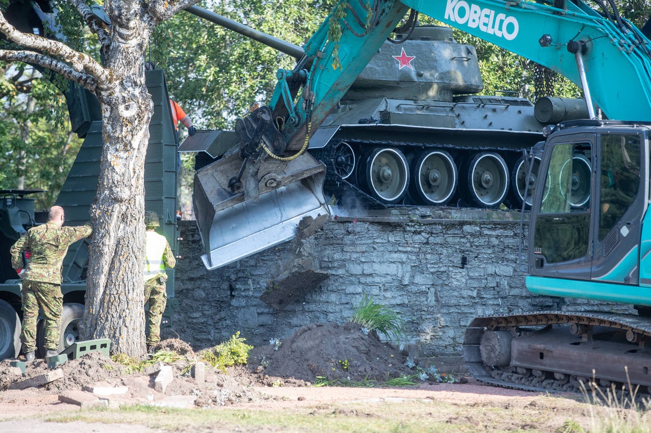 В Эстонии повсеместно сносят советские военные монументы.