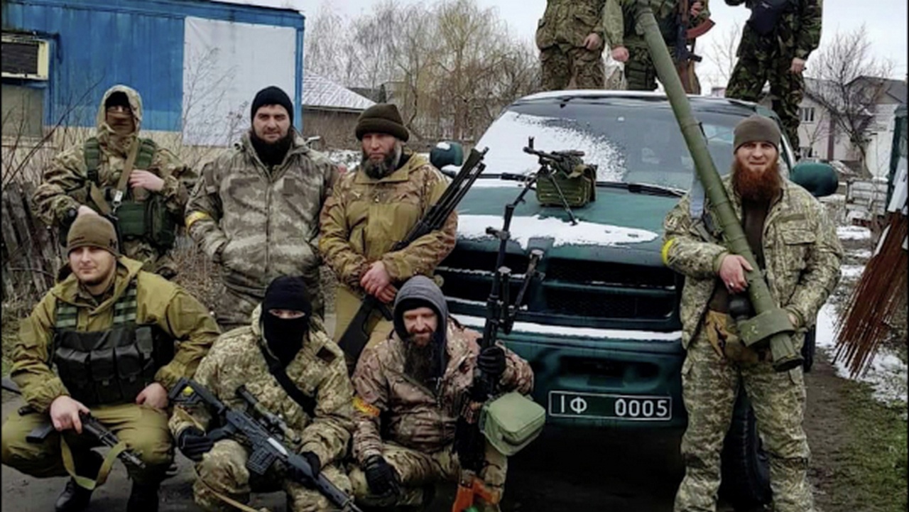 ФСБ России опубликовала фото- и видеоматериалы об участии членов террористического сообщества в боевых действиях в рядах ИГ, а также в подразделениях ВСУ.