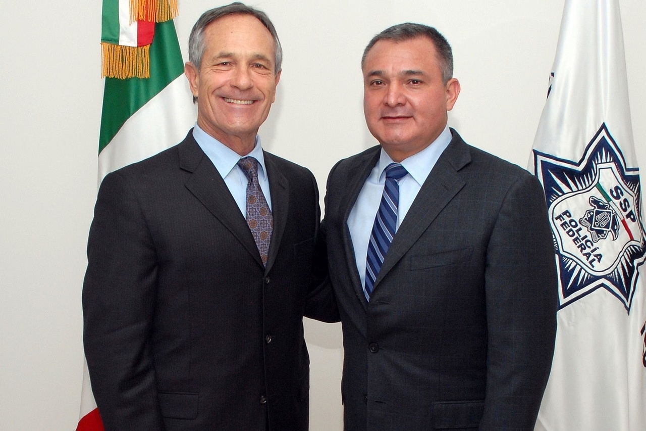 Хенаро Гарсиа Луна (справа) встречался с заместителем министра внутренней безопасности США Аланом Берсином в рамках совместной борьбы с организованной преступностью.