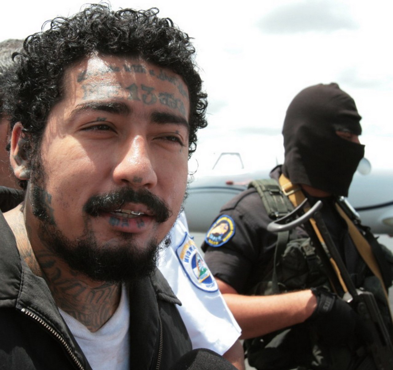 Полиция Никарагуа передаёт Интерполу Саула Антонио Турсиоса Анхеля (слева), гражданина Сальвадора, который считается боссом преступной группировки MS-13, 2009 г.