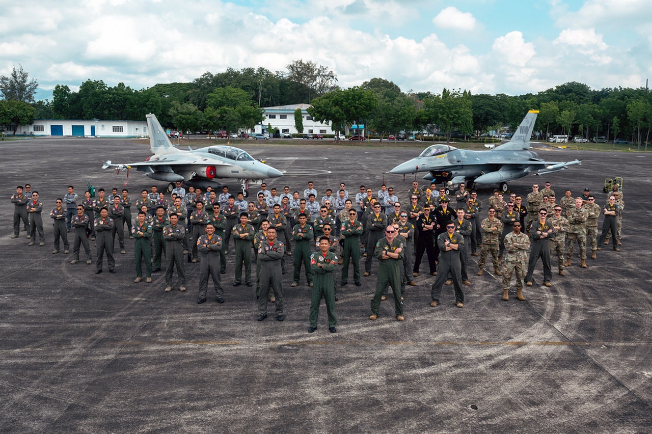 Лётчики ВВС США и Филиппин на учениях Cope Thunder на авиабазе Кларк.