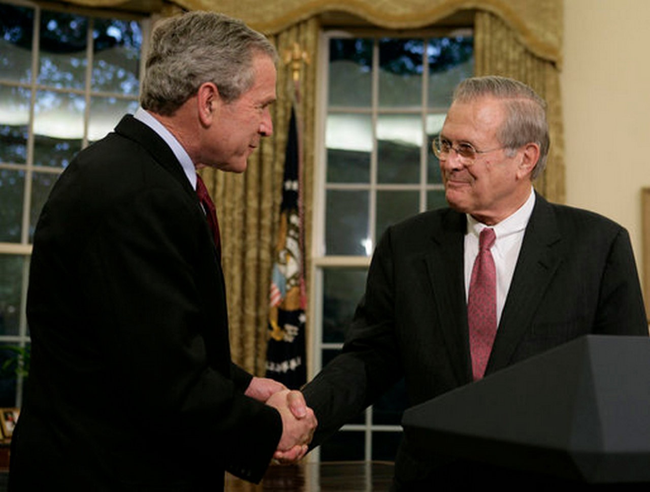 Президент Джордж Буш-младший (слева) объявляет об отставке Дональда Рамсфелда, 8 ноября 2006 г.