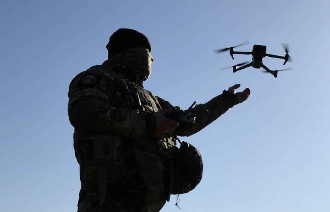 Участник специальной военной операции демонстрирует возможности FPV-дрона на тренировке, январь 2024 г.