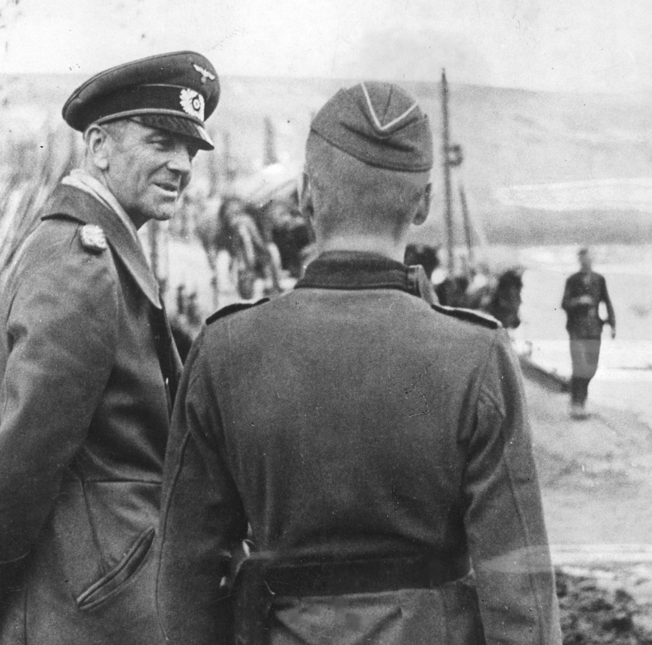 Командующий 6-й армией Вермахта генерал танковых войск Фридрих Паулюс возле строящегося моста через реку Северский Донец, 1942 г.