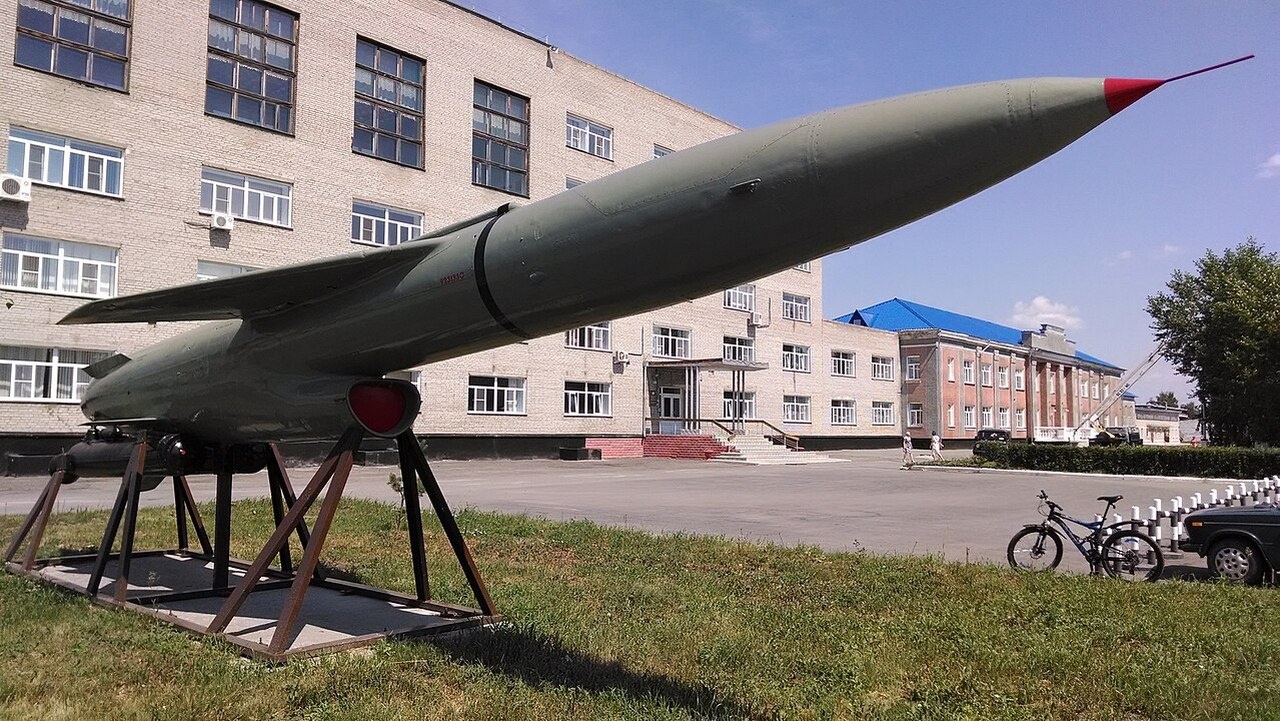 Ракета П-5, установленная у здания заводоуправления ФКП «Анозит» (г. Куйбышев Новосибирской обл.).