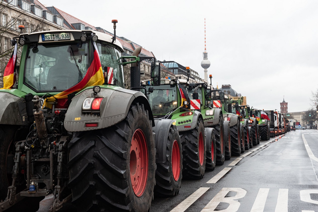 Тысячи фермеров протестовали в Берлине против планов жёсткой экономии и отмены субсидий в сельскохозяйственном секторе, 15 января 2024 г.