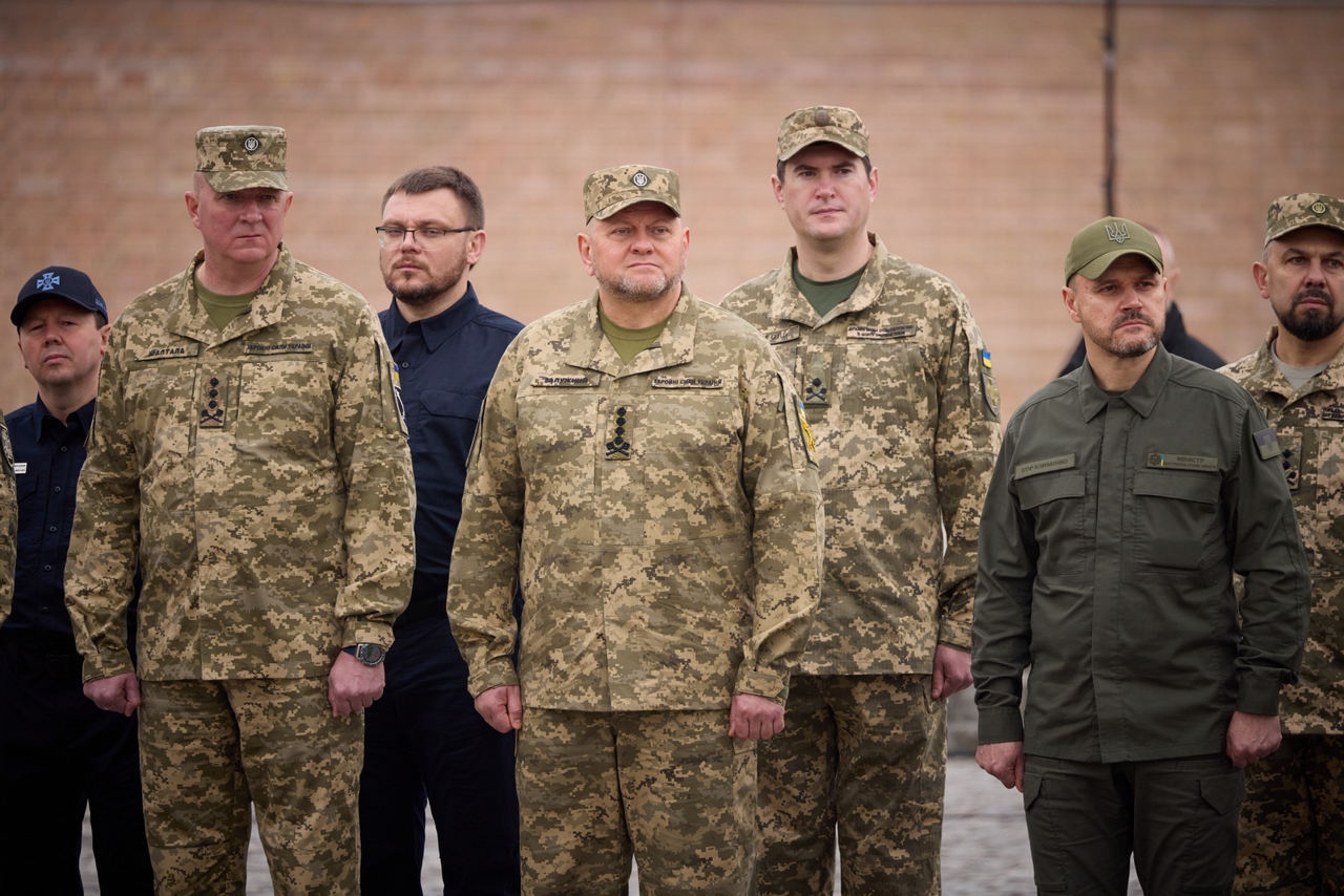 Главком ВСУ Залужный (в центре) пока командует только военными.
