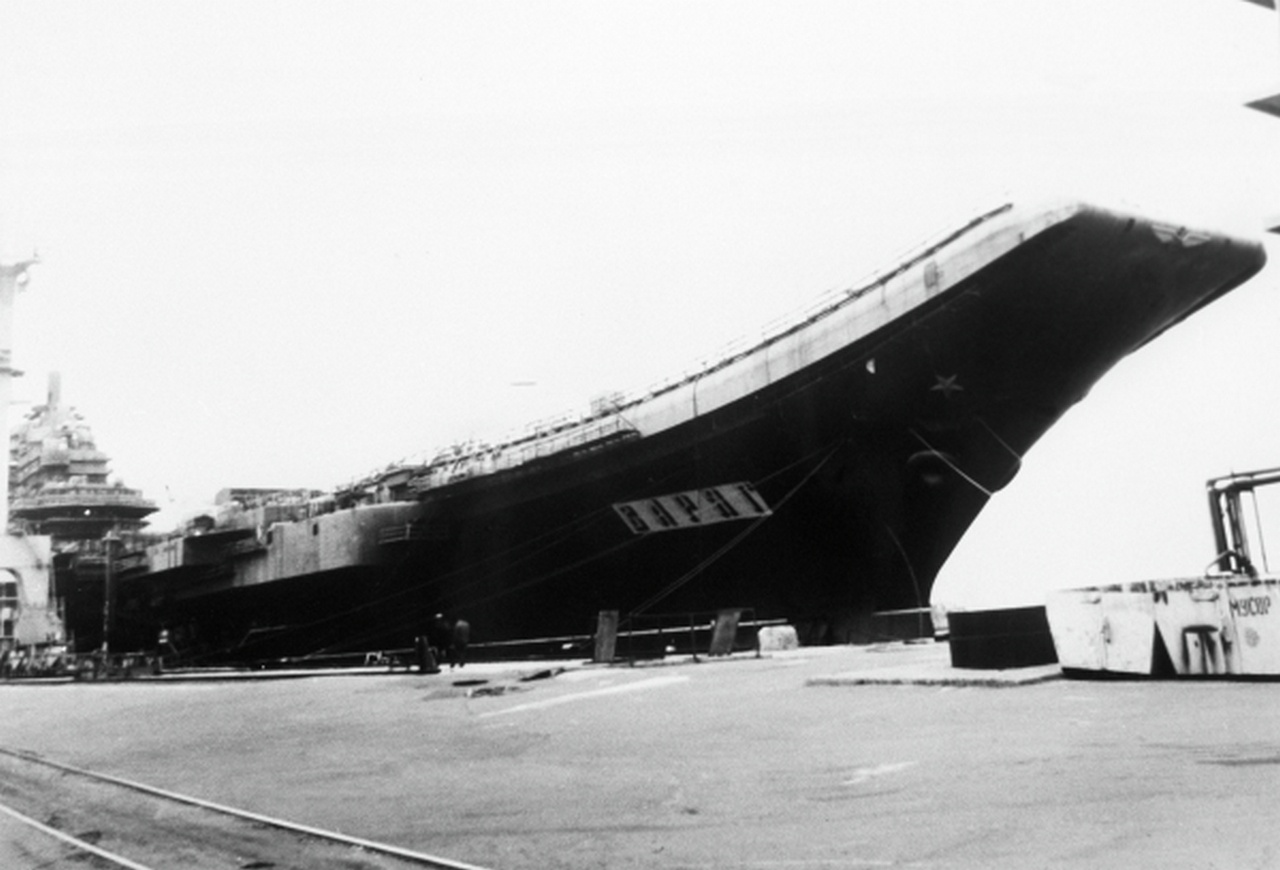 Черноморский судостроительный завод. Тяжёлый авианесущий крейсер «Варяг», март 1992 г.