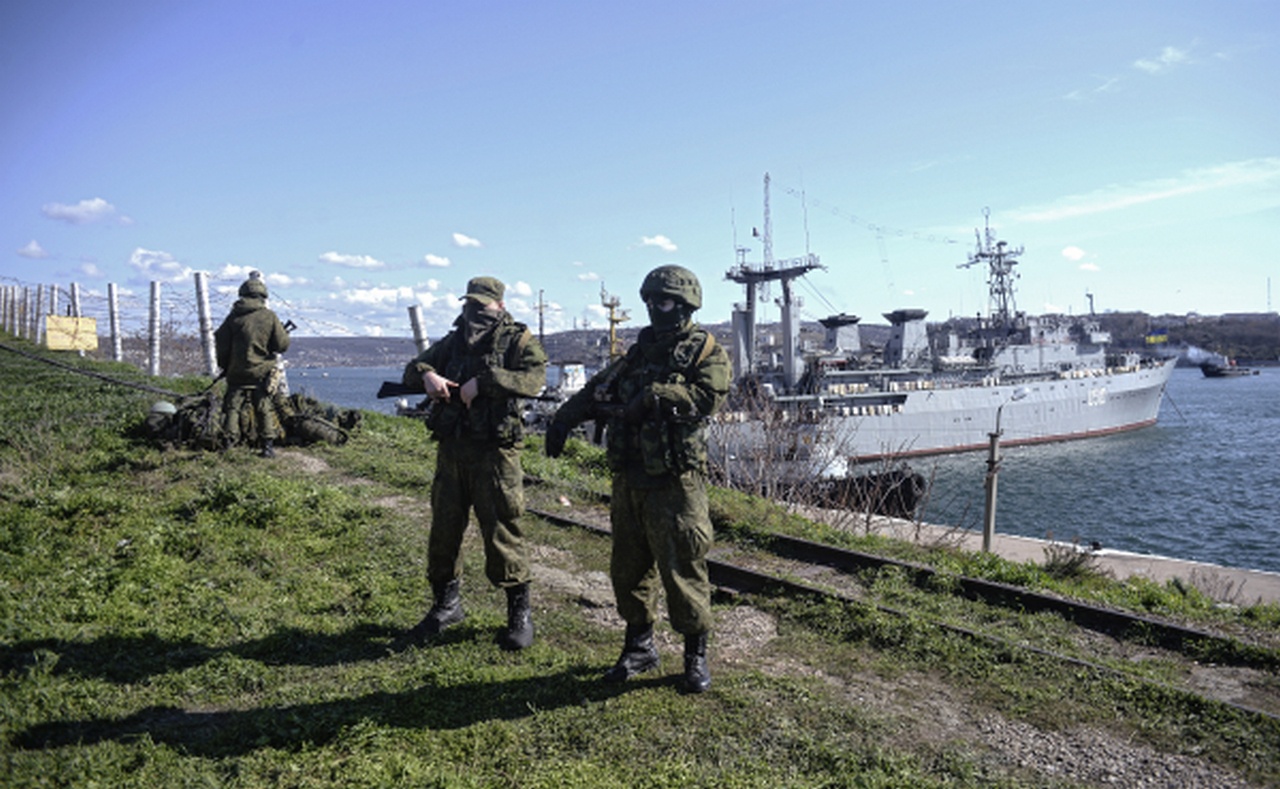 Российские военнослужащие на берегу в районе Севастопольской бухты. На втором плане - корабль военно-морских сил Украины «Славутич», март 2014 г.