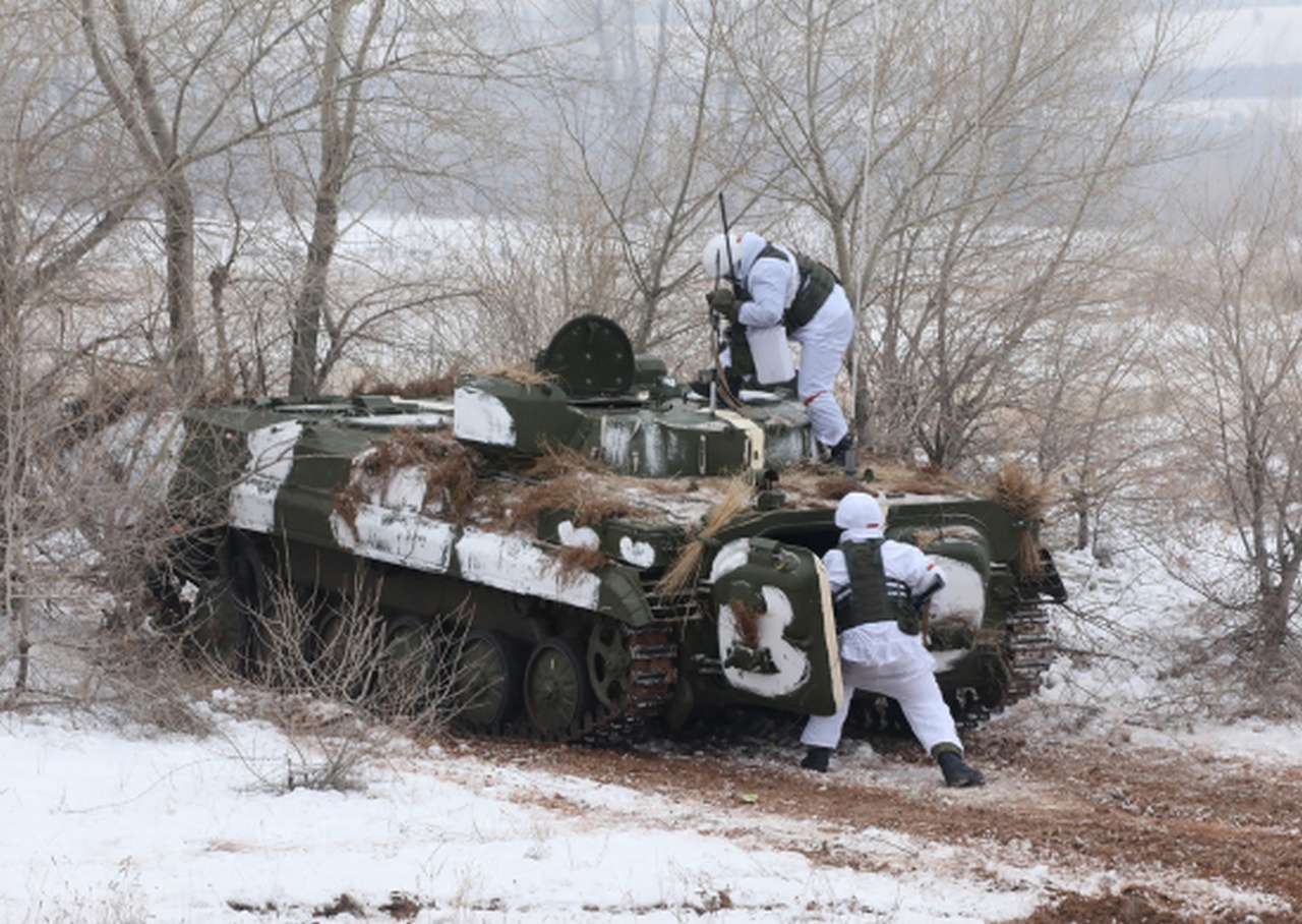 Мотострелки совместно с артиллеристами ЦВО уничтожили условного противника в Оренбургской области.