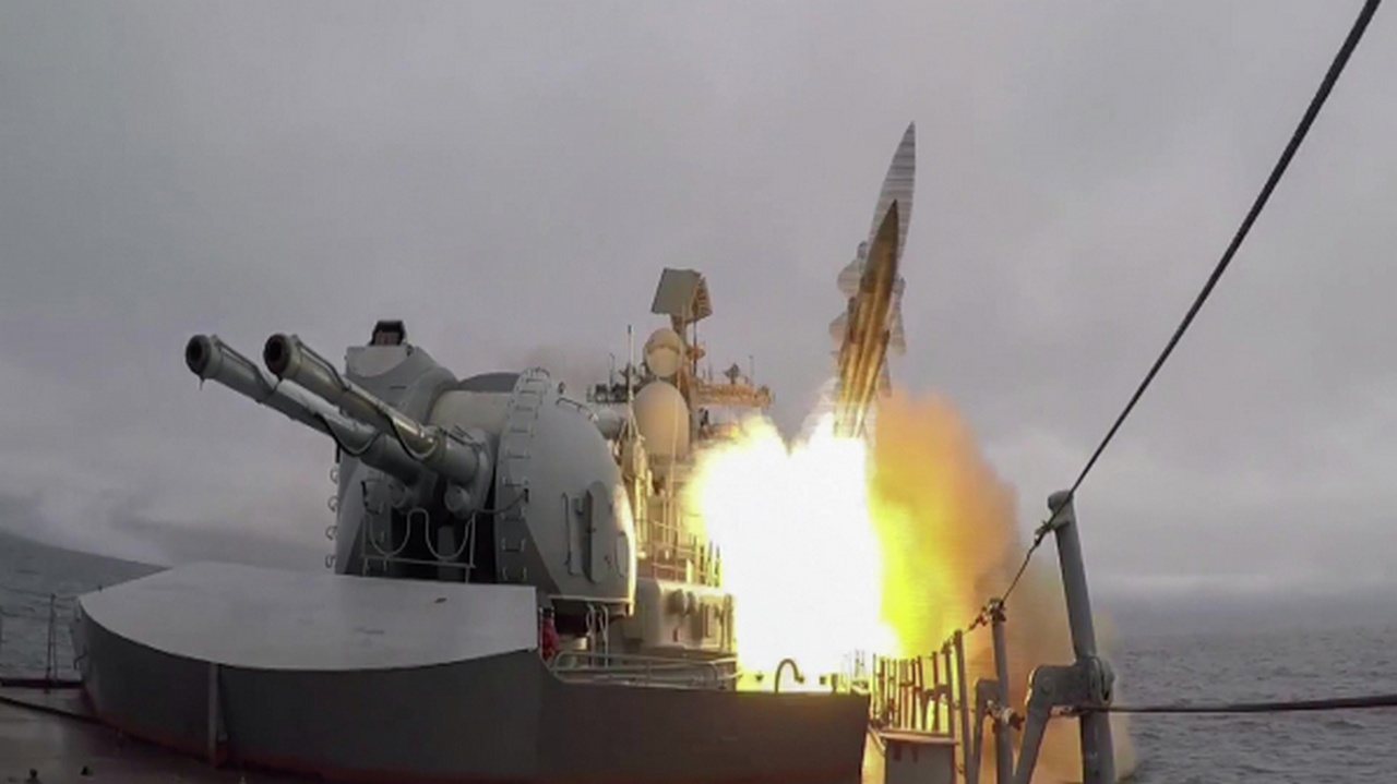 Пуск крылатой ракеты «Москит» кораблём ТОФ в рамках манёвров «Восток-2018».