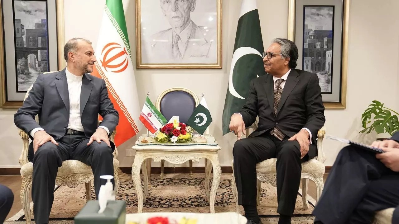 Министр иностранных дел Ирана Хосейн Амир Абдоллахиян (слева) прибыл в Пакистан, чтобы обсудить вопросы безопасности, экономики и торговли, 29 января 2024 г.