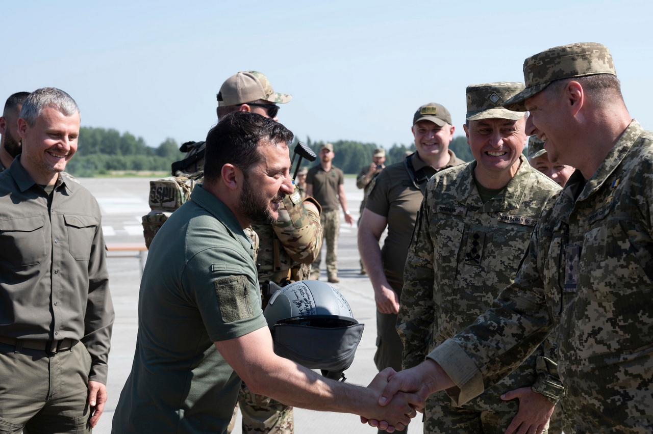 Зеленский благодарит украинских лётчиков за полученный в подарок лётный шлем, 6 августа 2023 г.