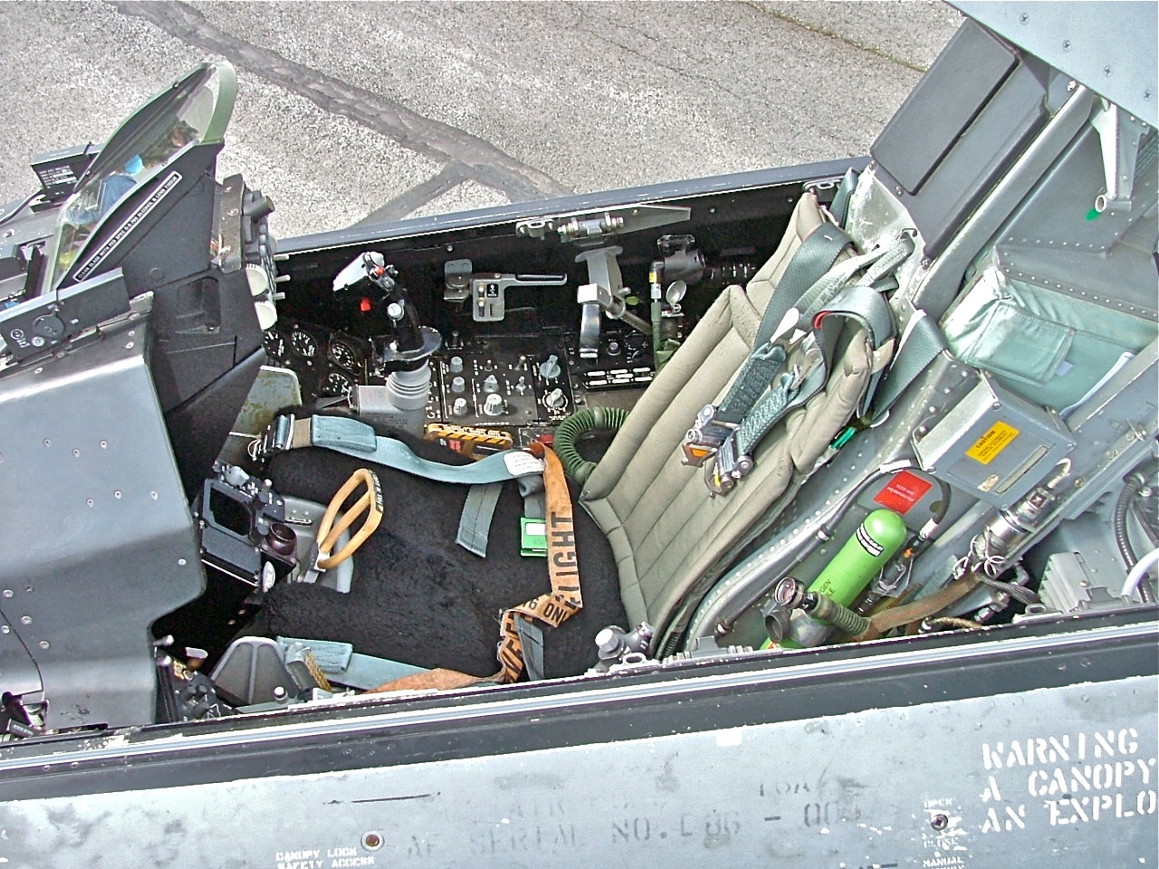 Кабина F-16. Ручка управления расположена справа.