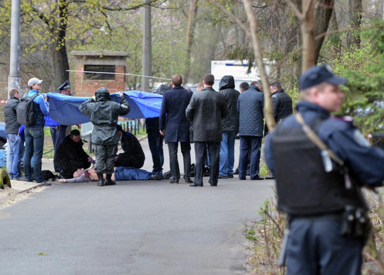 Криминалисты и следователи на месте убийства оппозиционного журналиста Олеся Бузины. Киев, 16 апреля 2015 г.