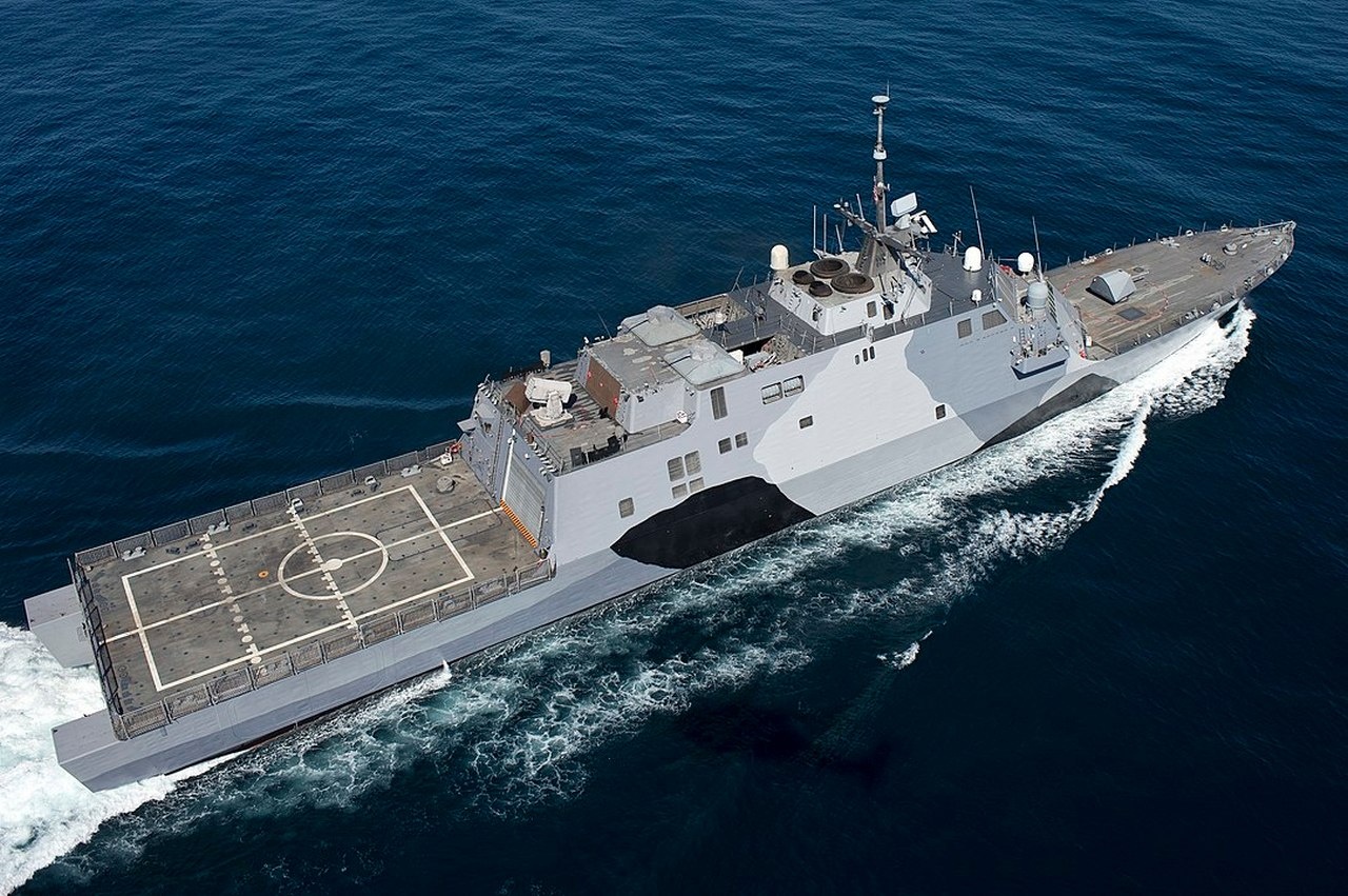 Корабль прибрежной зоны USS Freedom (LCS-1) проводит ходовые испытания.