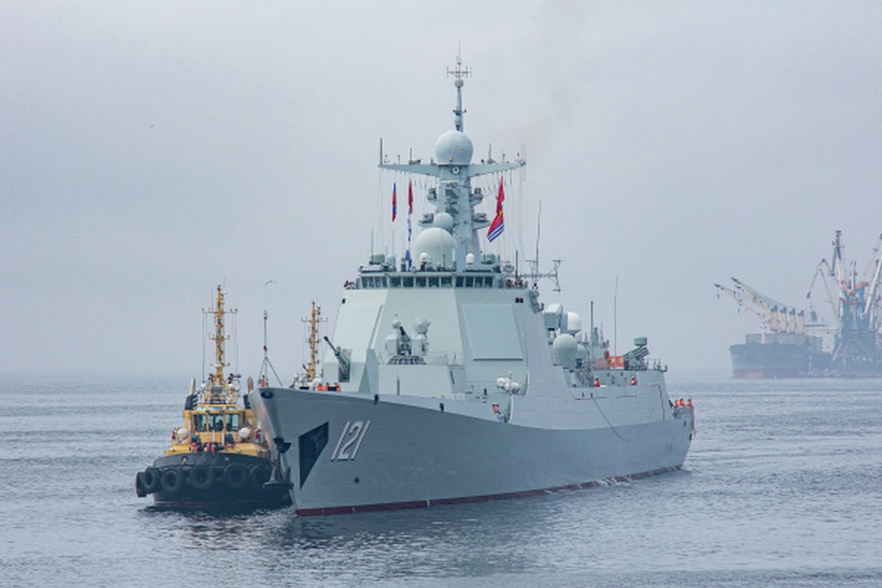 Корабль ВМС НОАК в порту Владивостока.