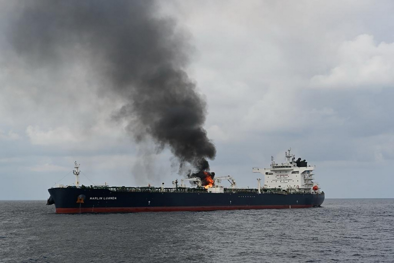 Пожар на судне Marlin Luanda в результате поражения противокорабельной ракетой, выпущенной из района Йемена, контролируемого хуситами.