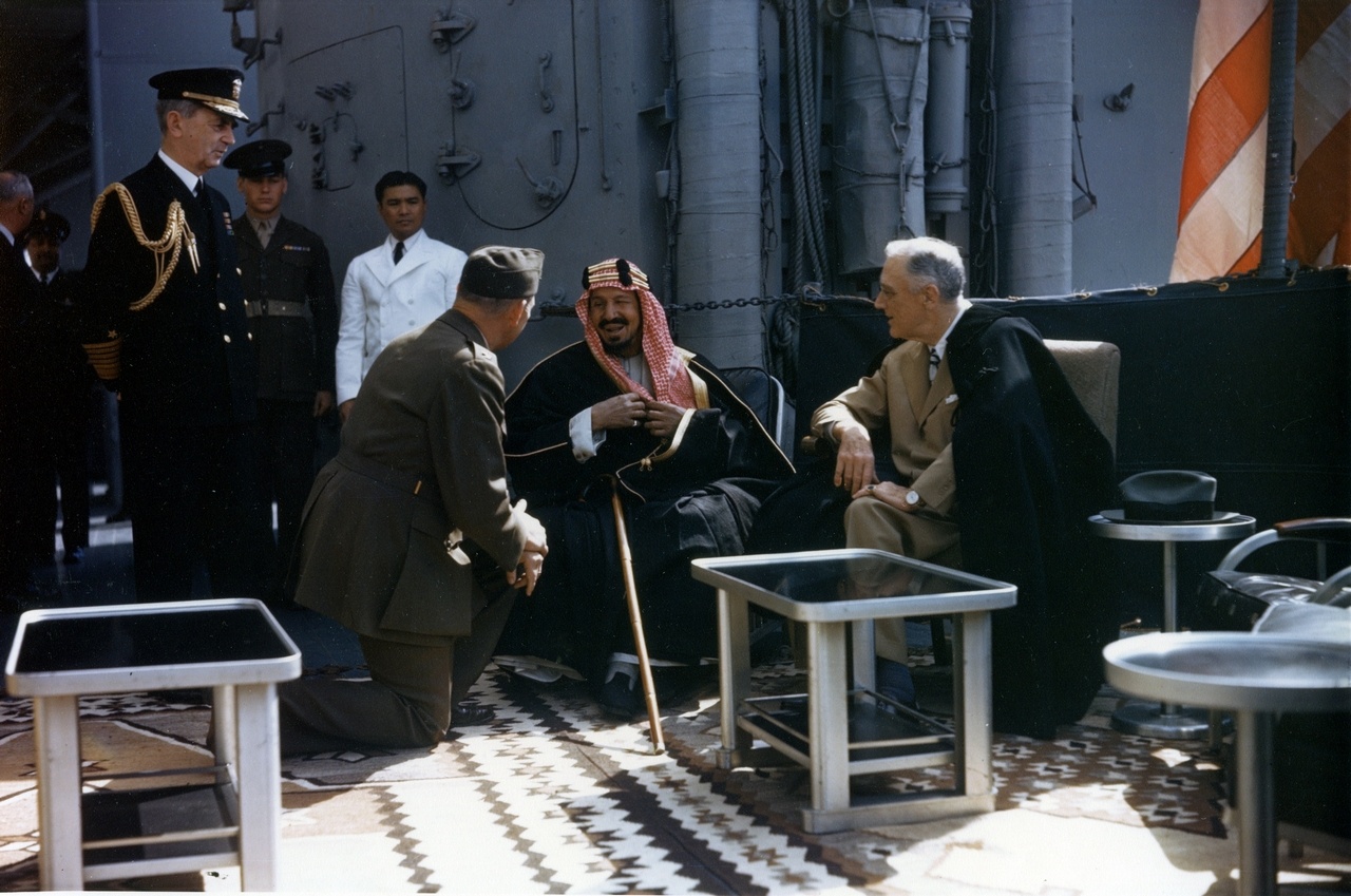 Франклин Рузвельт (справа) с королём Ибн-Саудом на борту крейсера Quincy, 14 февраля 1945 г.
