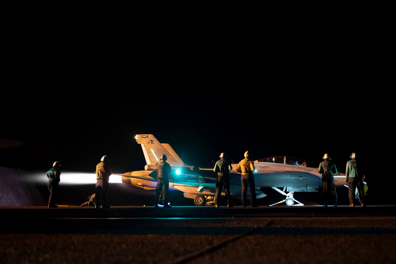 Истребитель F/A-18E Super Hornet ВМС США стартует с авианосца для нанесения удара по хуситам, 3 февраля 2024 г.