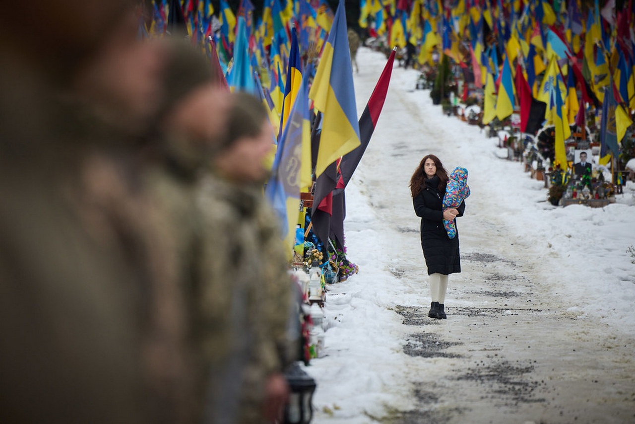 Огромные потери среди украинцев не волнуют ни Банковую, ни Запад.