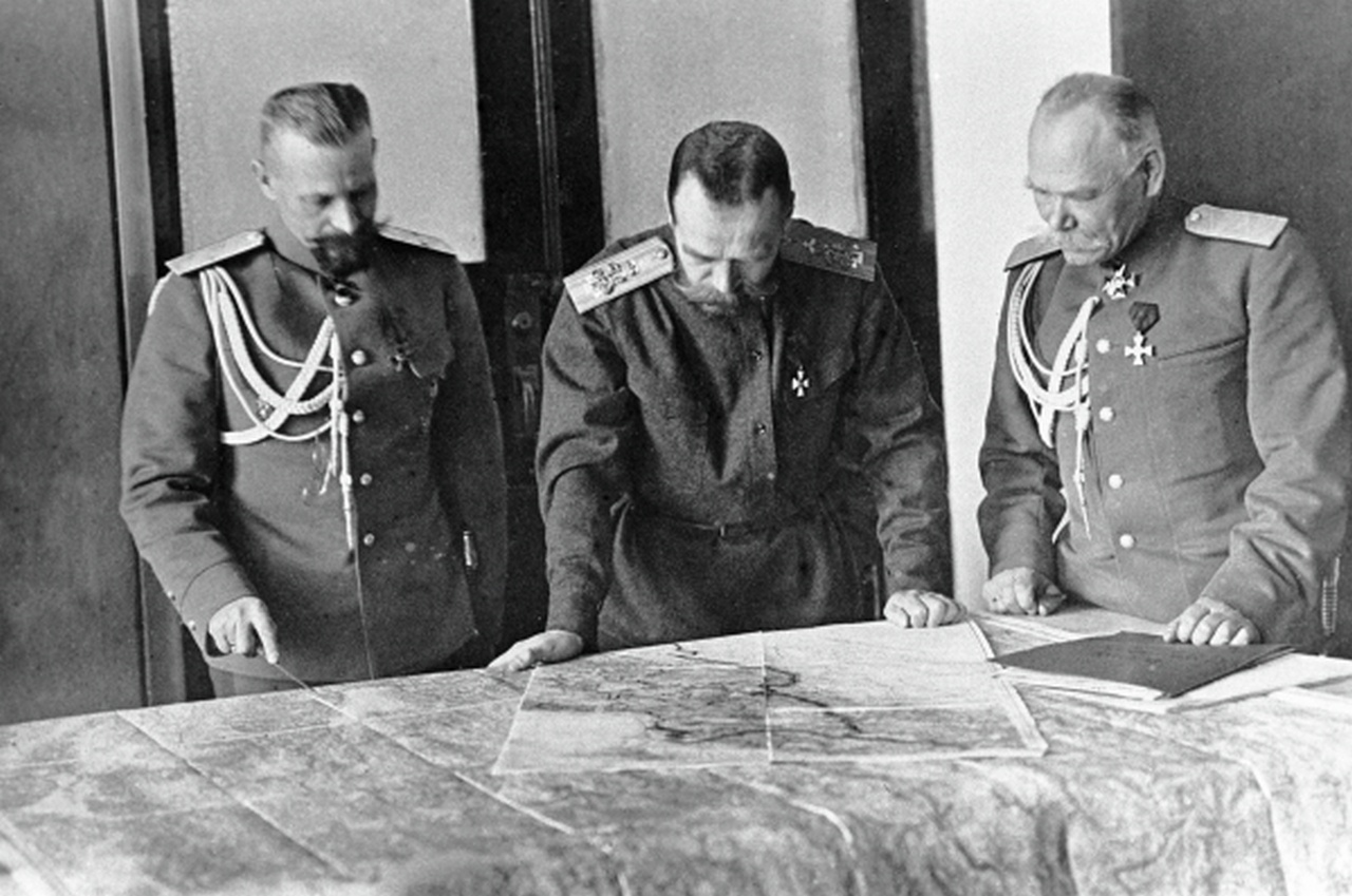Император Николай II обсуждает план боевых действий с генералами Михаилом Пустовойтенко (слева) и Михаилом Алексеевым (справа).