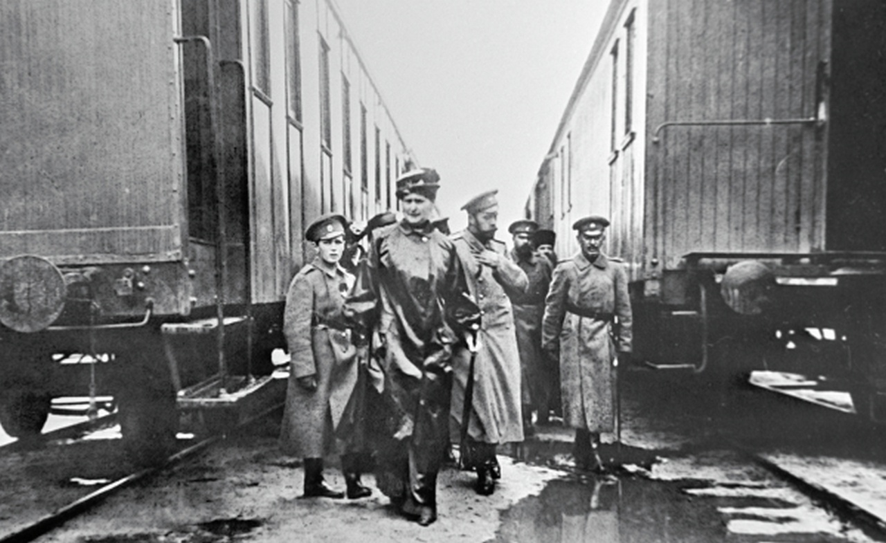 Цесаревич Алексей, царица Александра Федоровна и Николай II возле железнодорожных вагонов.