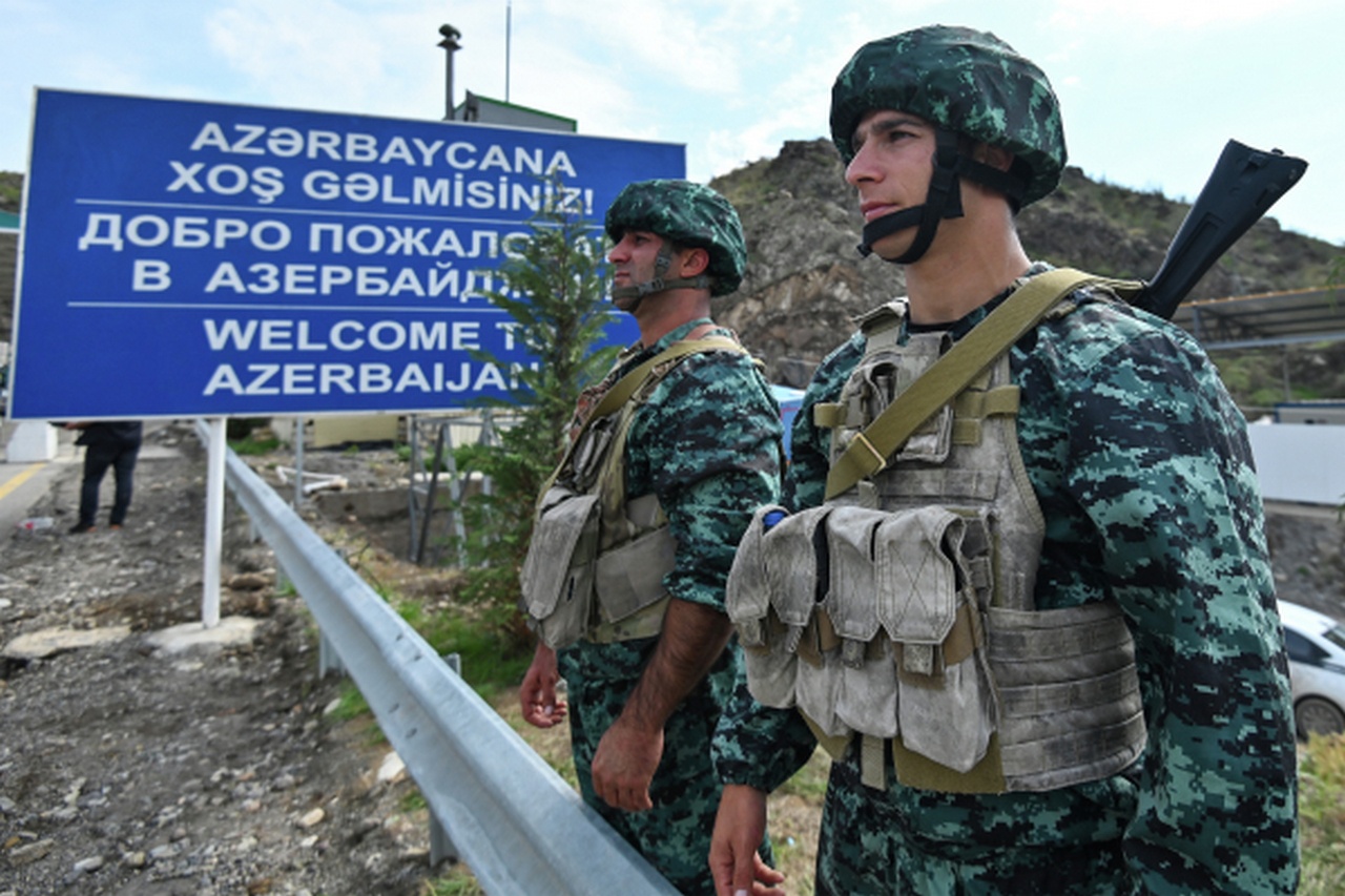 Сотрудники пограничной службы Азербайджана на въезде в Лачинский коридор, ведущий к Нагорному Карабаху.