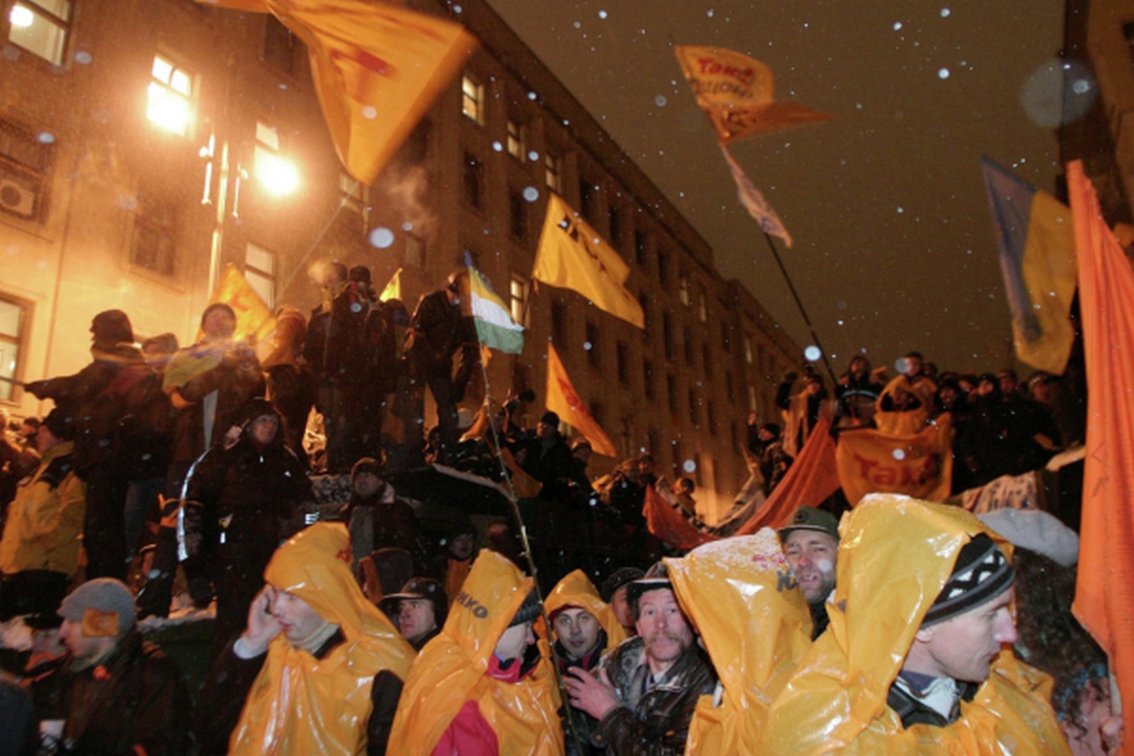 Сторонники Виктора Ющенко у здания администрации президента Украины в Киеве, ноябрь 2004 г.