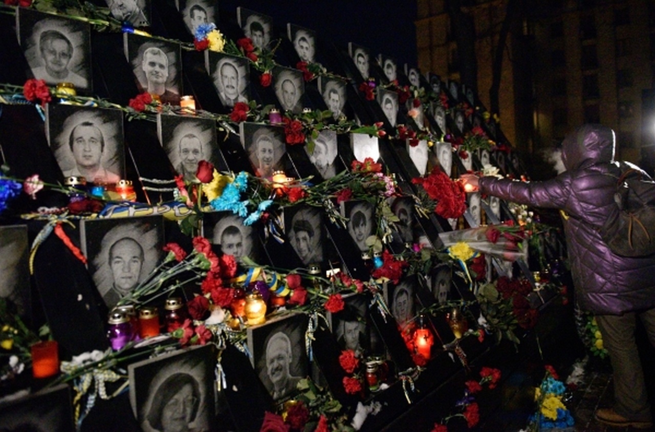Цветы и свечи на мемориале «Небесной Сотне» в очередную годовщину событий на площади Независимости в Киеве.