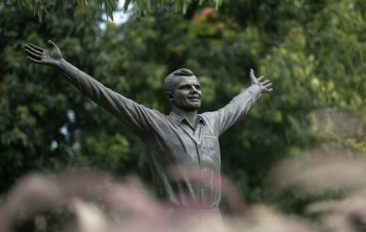 Памятник космонавту Юрию Гагарину, установленный к 70-летию индонезийско-российской дружбы в Джакарте.