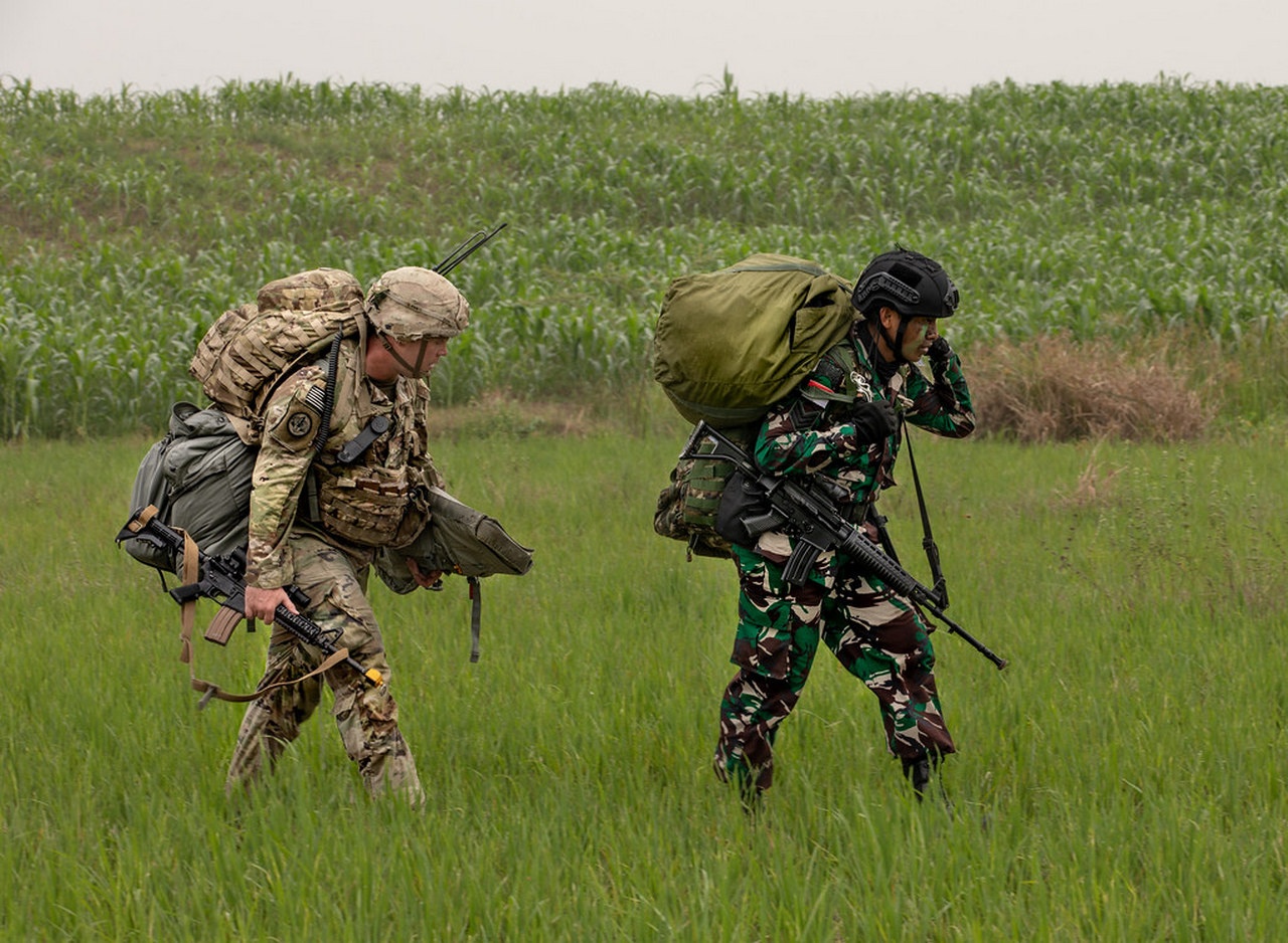 Парашютисты армии США и Индонезии после десантирования во время операции Super Garuda Shield.