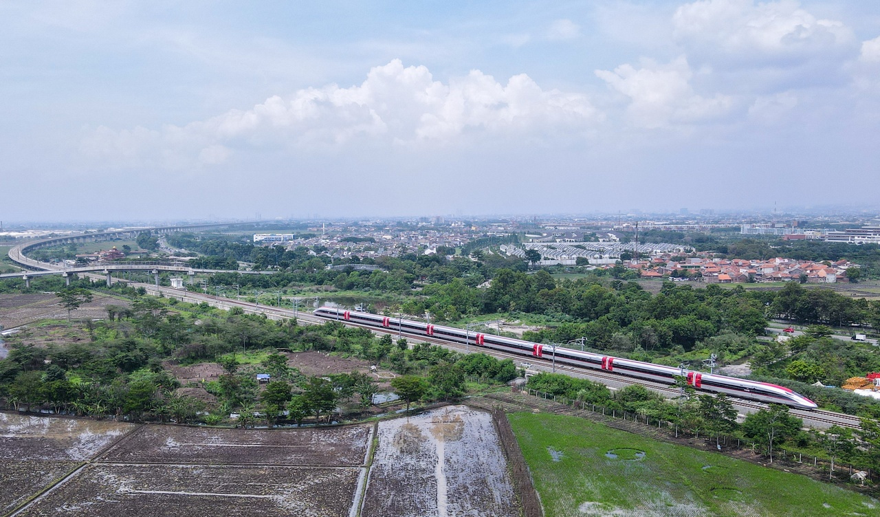 Высокоскоростная железная дорога Джакарта-Бандунг, проектирование и строительство которой проводится Индонезией и Китаем в рамках инициативы «Один пояс - один путь».