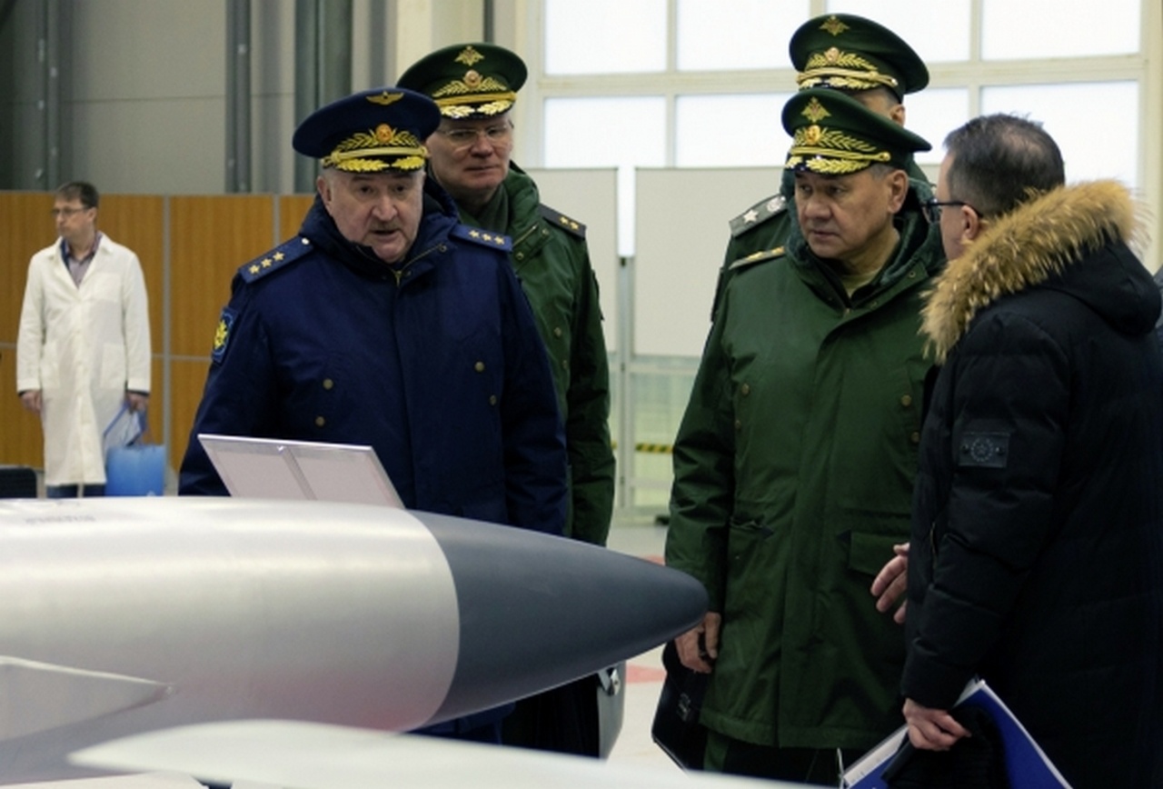Сергей Шойгу посетил проектно-конструкторское бюро ГосМКБ «Радуга» им. А.Я. Березняка, которое занимается производством и разработкой управляемых ракет.