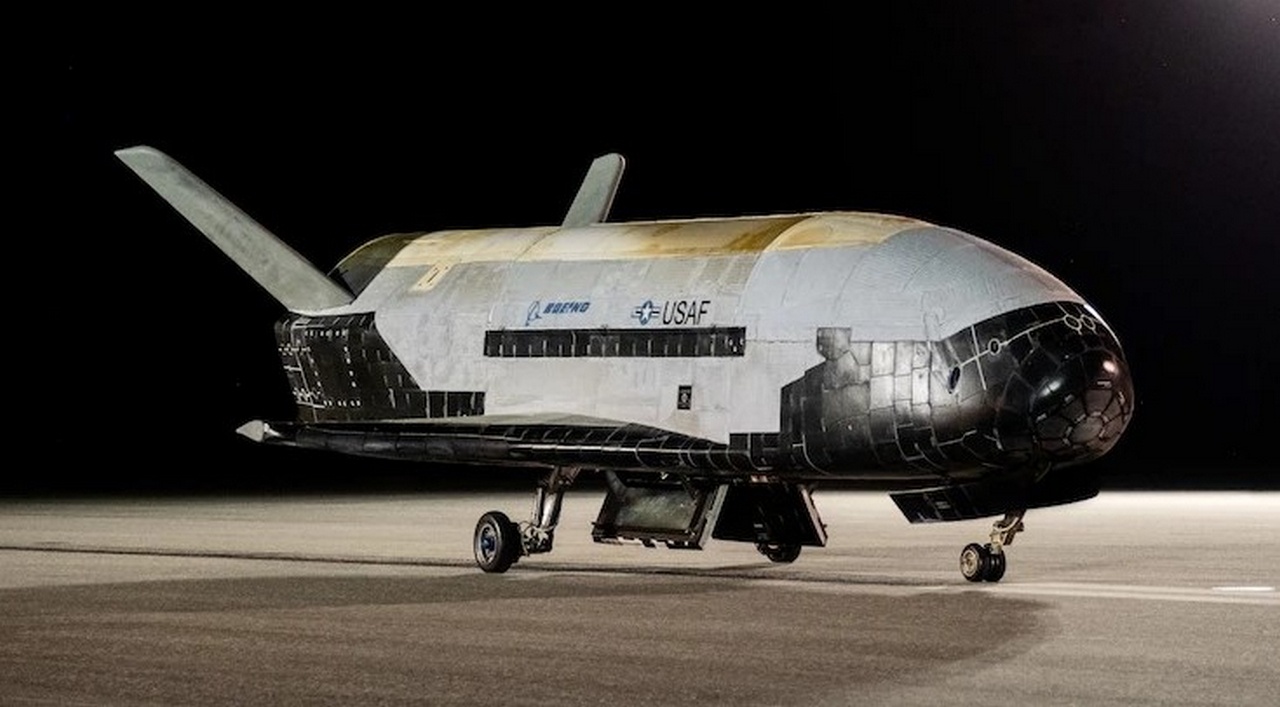 X-37B на взлётно-посадочной полосе.