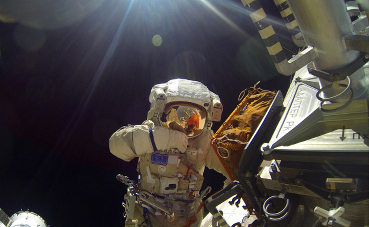 Космонавты Сергей Волков и Юрий Маленченко совершают выход в открытый космос, 3 февраля 2016 г.