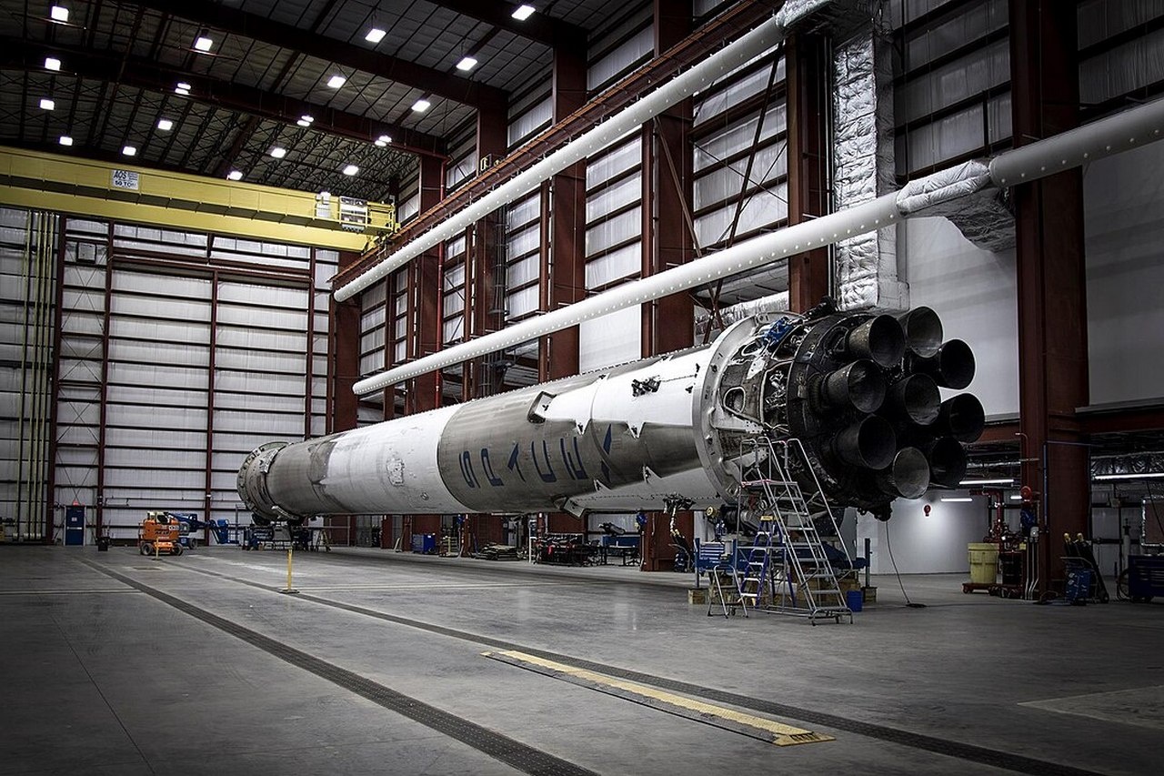 Первая ступень Falcon 9 в ангаре.