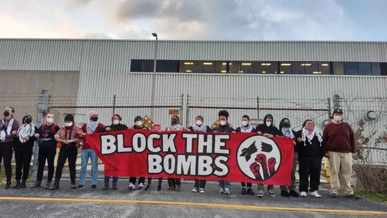 Протестующие блокируют вход на завод Boeing 598 недалеко от Сент-Луиса, штат Миссури, который производит комплекты JDAM.