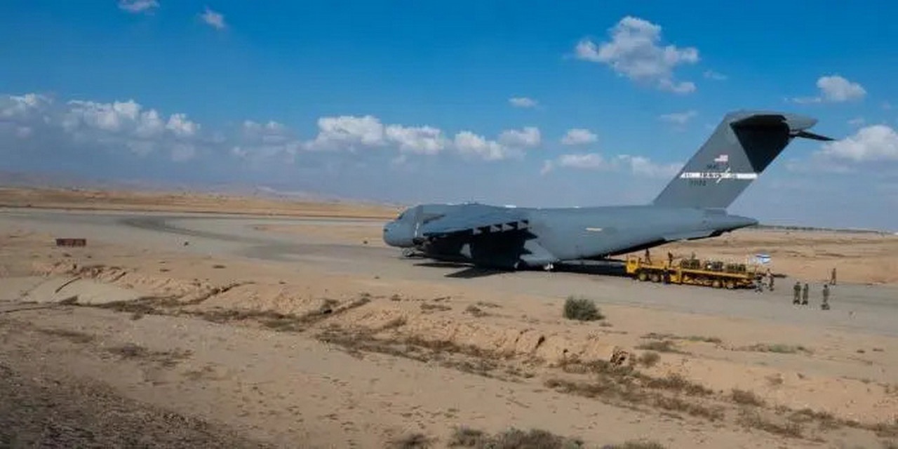 Американский грузовой самолёт на секретной военной базе США в пустыне Негев. 