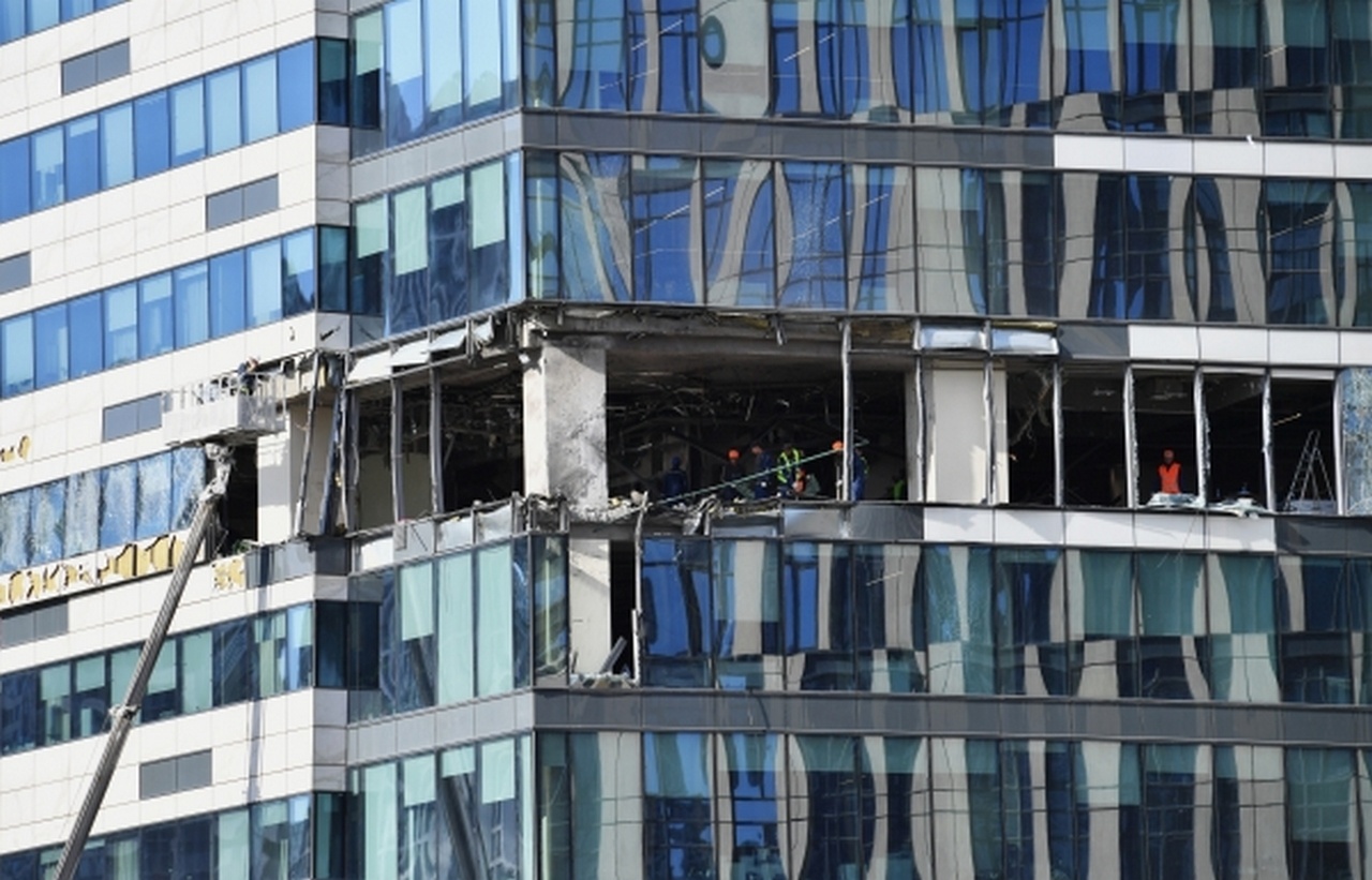 Фасад здания делового центра «Москва-сити», повреждённый в результате атаки украинских беспилотников, июль 2023 г.
